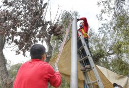 Comenzó la instalación de toldos para zonas infantiles en parques y plazas