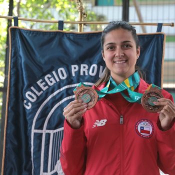 Colegio Providencia condecoró a ex alumna que destacó en los últimos Juegos Panamericanos