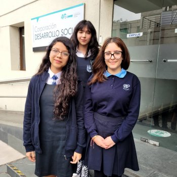 Estudiantes del Liceo Carmela Carvajal ganan becas para estudiar en el extranjero