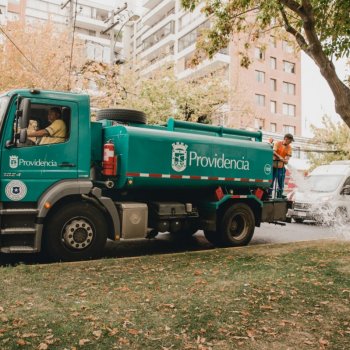 Providencia reutiliza 311 mil litros de agua para el riego de áreas verdes gracias a alianza con Yaku