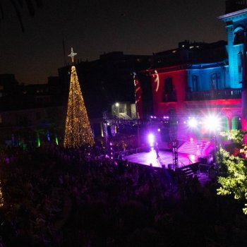 Providencia ilumina la navidad con árbol de 12 metros de altura