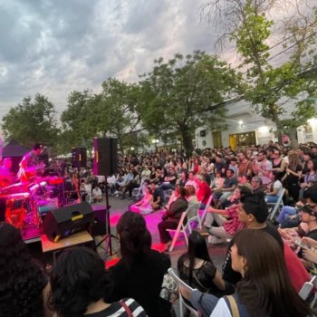 Una noche única en Barrio Italia: Regalos, jazz y encanto navideño