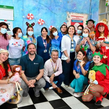 En Navidad, alcalde Jaime Bellolio visita a niños internados en Hospital Calvo Mackenna