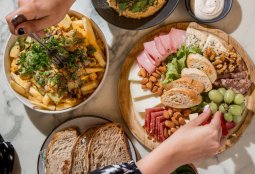 Música, gastronomía y dulces detalles: el Día del Amor y la Amistad se vive en Providencia