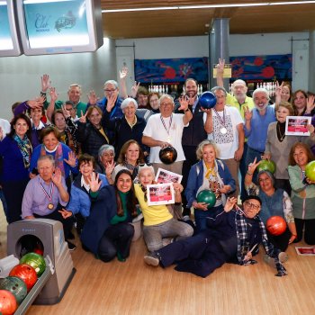 Premiamos a las duplas ganadoras en el Campeonato de Bowling +60