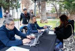 Personas mayores reciben apoyo en el proceso de postulación a la PGU