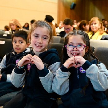 Alumnos de 1° básico de Providencia fueron reconocidos por ya saber leer a su corta edad
