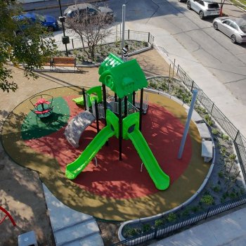 Plaza Bernarda Morín tiene nuevos juegos infantiles
