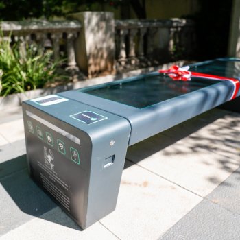 Polonia dona una innovadora banca inteligente musical a Providencia