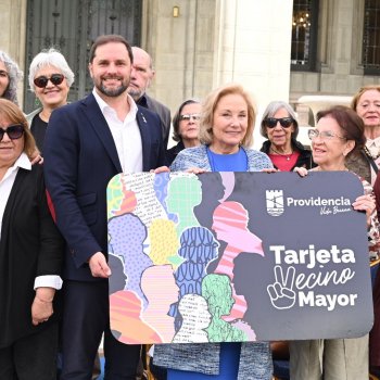 Con descuentos de hasta 78%: Providencia lanza nueva Tarjeta Vecino Mayor