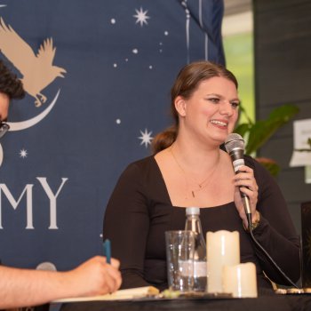 Stella Tack desató la magia de Black Bird Academy en el Café Literario del Parque Bustamante