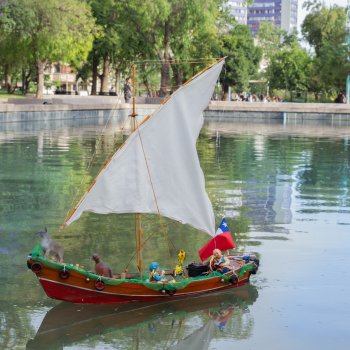 Barcos en miniatura vuelven a navegar en la pileta del Parque Bustamante