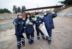 Estudiantes de Providencia se la juegan por su comuna: limpieza del río Mapocho reúne a liceos emblemáticos